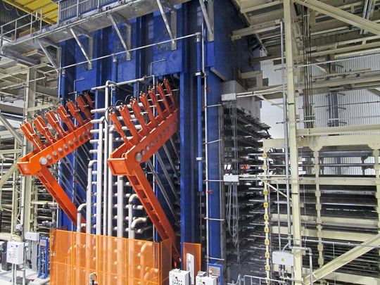 Das Bild zeigt eine Simultanschließeinrichtung einer Dieffenbacher-Mehretagenheißpresse.(Bild:  Dieffenbacher)