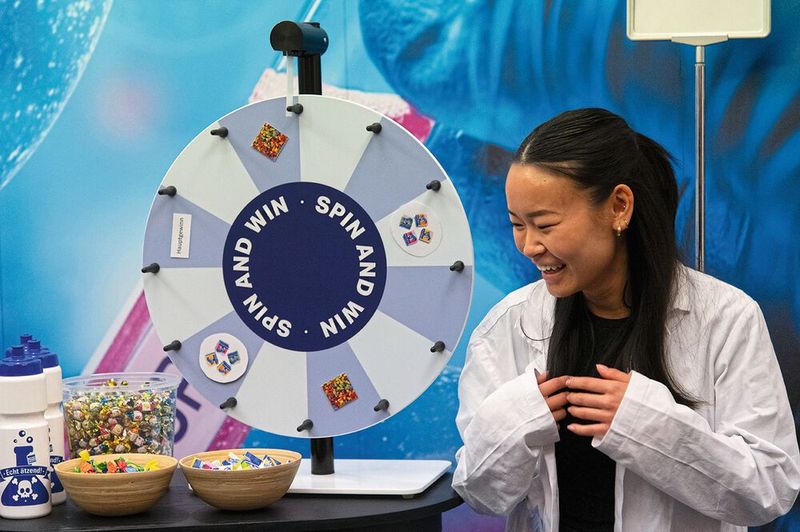 Darf nicht mehr fehlen: Das LAB-SUPPLY Glücksrad, bei dem es Süßigkeiten und als Hauptpreis Trinkflaschen mit „Echt ätzend“-Aufschrift zu gewinnen gibt.   Mehr Infos zu den kommenden LAB-SUPPLY-Messen finden Sie auf www.lab-supply.info (Bild: Stefan Stark)