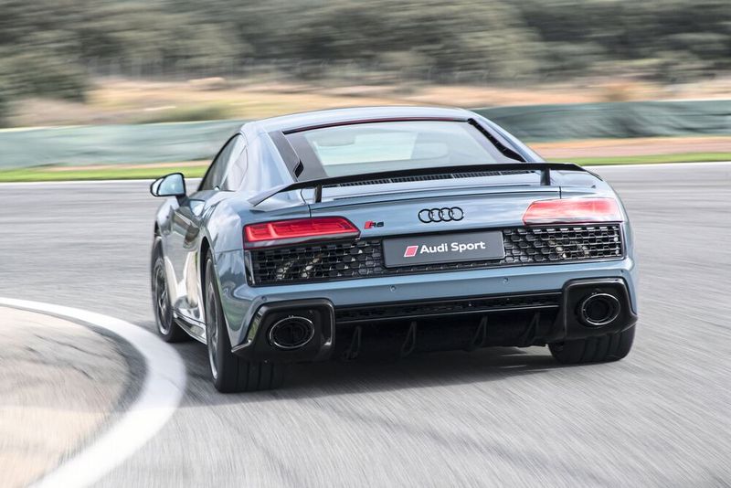 Alle R8-Varianten sind nach oben offen: Audi verzichtet bei dieser Baureihe auf eine Abregelung. Die Spitzengeschwindigkeit liegt demnach bei 331 km/h. (Bild: Audi)