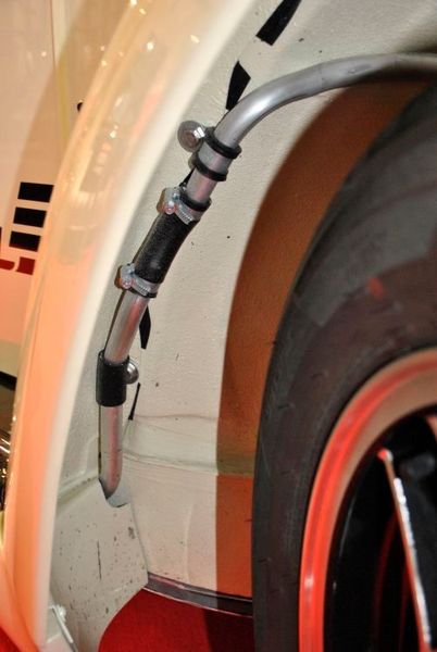 Verräterische Wasserleitung: Hier läuft das Kühlmittel des E-Motors nach vorne und speist dort bei Bedarf den Heizungswärmetauscher. (Dominsky)