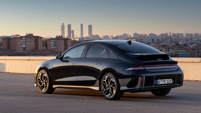 Der Top-Antrieb besteht aus zwei Motoren, die zusammen 239 kW/325 PS leisten. (Bild: Hyundai)