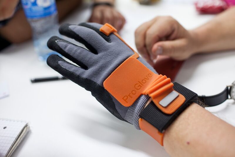 Der ProGlove aus Deutschland ist ein Wearable, mit dem Arbeitsprozesse deutlich verbessert werden können. Mit diesem intelligenten Handschuh kann der Nutzer direkt scannen oder Meldungen empfangen. (Intel)