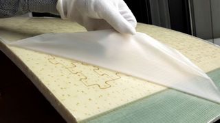 Blick auf den Windkraftrotordemonstrator, den man mithilfe der neuartigen Trennfolie Peelplas am Fraunhofer-IFAM mit Projektpartnern hergestellt hat. Das Bauteil kann nicht nur mit weniger Aufwand gefertigt werden, es kann auch sofort lackiert werden, heißt es. (Bild: Fraunhofer-IFAM)