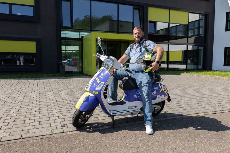 Christoph Schwarz am Starttag vor der Herweck Zentrale in St. Ingbert (Bild: Herweck)