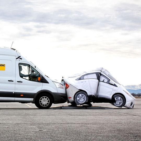 Die Tester des ADAC untersuchten unter anderem das Auffahren auf ein stehendes und ein vorausfahrendes Fahrzeug.(Bild:  ADAC/Ralph Wagner)