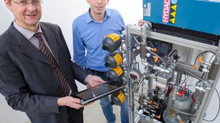 Ein Sensorsystem behält den Zustand von Maschinen im Auge: Das Team von Prof. Andreas Schütze (l.) demonstriert das Verfahren mit einem Hydraulik-Teststand, den Ingenieur Nikolai Helwig mitentwickelt hat. (Bild: Universität des Saarlandes / Oliver Dietze)