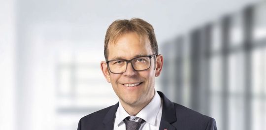 Ab 1. November 2026 wird Jürgen Oswald im Vorstand die Ressorts Finanzen, Informationsverarbeitung und Materialwirtschaft übernehmen.(Bild: Hermle)