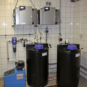 Abb. 2: Dezentrale Laborwasseraufbereitung in den Spülküchen: Ein Berkefeld-Enthärter behandelt das Stadtwasser vor. Anschließend produzieren wandmontierte Elga Purelab-Pulse-Anlagen Reinwasser, das in Tanks bevorratet wird und über eine PP-Ringleitung zu den Verbrauchern gelangt.