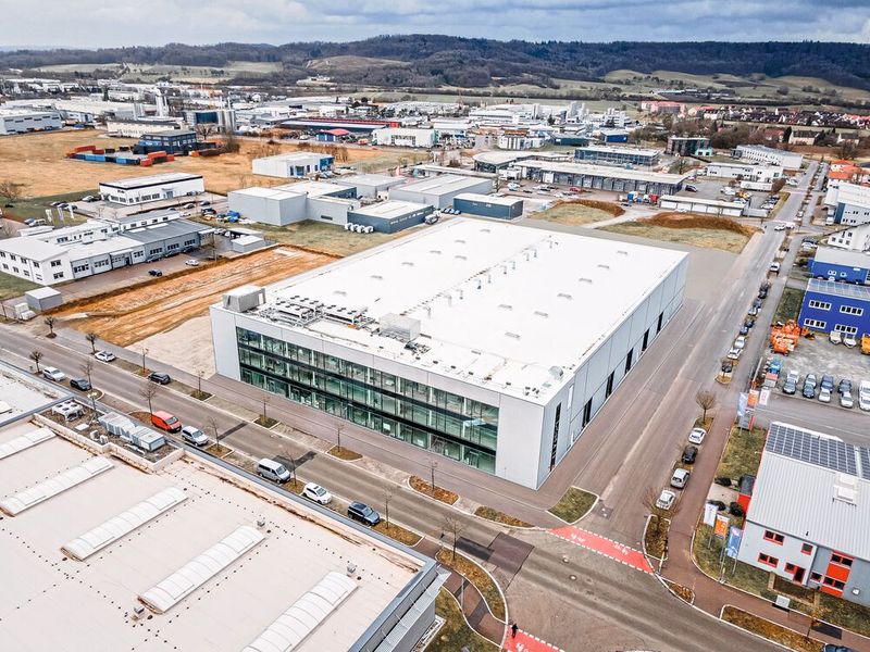 Mit der Eröffnung des neuen CSPE-Center II (Mitte) wächst die Produktionsfläche von Optima Pharma im Schwäbisch Haller Gewerbegebiet Solpark um mehr als 4.000 Quadratmeter. (Bild: Optima)