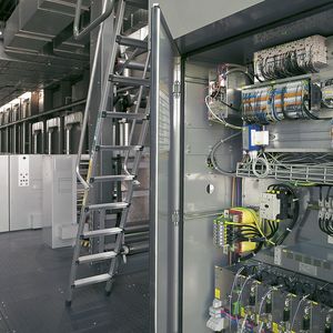 Maschinennahe Montage: Der Schaltschrank im Vordergrund befindet sich auf der obersten Etage eines Druckturms.