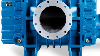 Die Aerzen-Gebläse können in vertikaler oder horizontaler Richtung fördern. Durch die serienmäßige Wasserkühlung sind sie für den Einsatz unter Reinraum-Bedingungen geeignet. (Aerzener Maschinenfabrik)