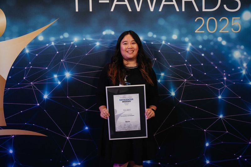 Veronika La hält die Silber-Auszeichnung in der DataCenter-Insider-Kategorie „Infrastrukturen der Resilienz