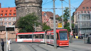 Nürnberg will die Nutzung öffentlicher Mobilitätsangebote vereinfachen. (Bild: City wall, Nurnberg / Richard Howe / CC BY 2.0)