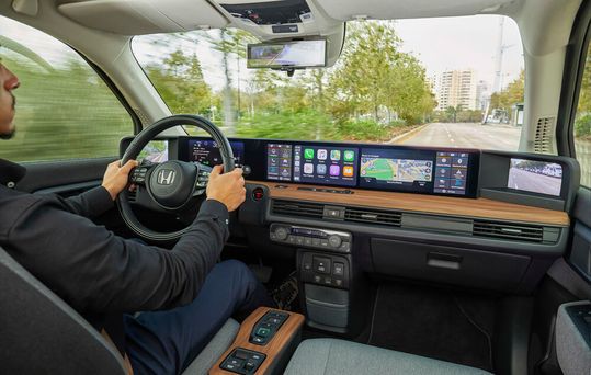 Eine Armada an Bildschirmen erstreckt sich im Honda e über die gesamte Breite des Cockpits. Fünf Stück sind es an der Zahl, davon zwei Touchscreens. Eine Armada an Bildschirmen erstreckt sich im Honda e über die gesamte Breite des Cockpits. Fünf Stück sind es an der Zahl, davon zwei Touchscreens.