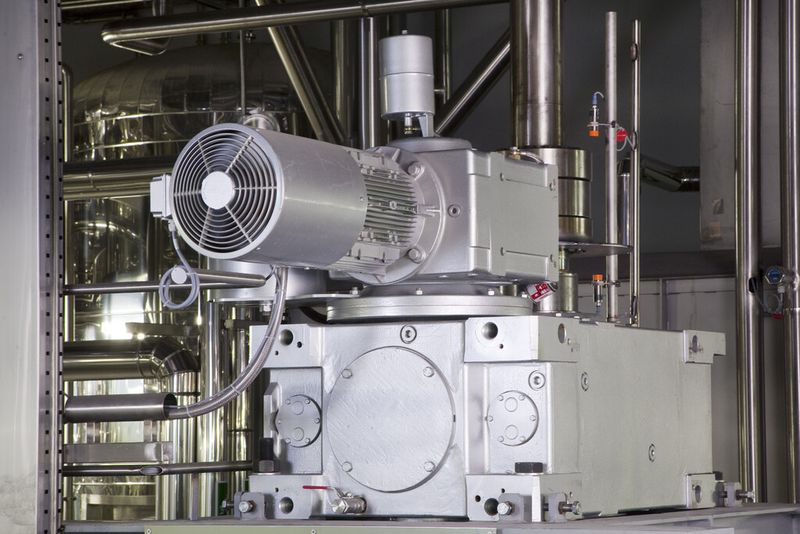 Gesteuert wird der Läuterprozess von einem einzigen Antrieb, der sowohl die Biertreber auflockert als auch für das Leeren des Bottichs sorgt. Die Getriebemotorkombination mit Industriegetriebe erreicht Drehmomente bis 96.000 Nm. (Bild: Nord Drives)