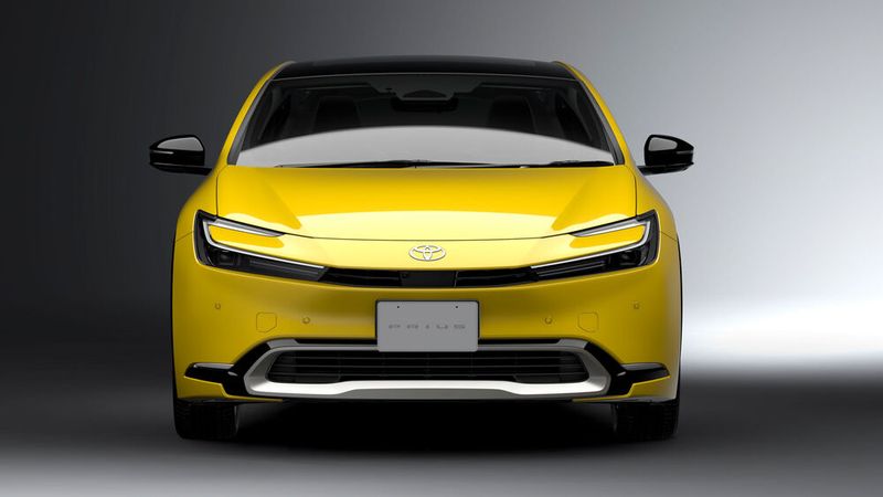 Die Front prägt ein neues Hammerhai-Design. Vor allem die Scheinwerfer sind ein Hingucker. (Bild: Toyota)