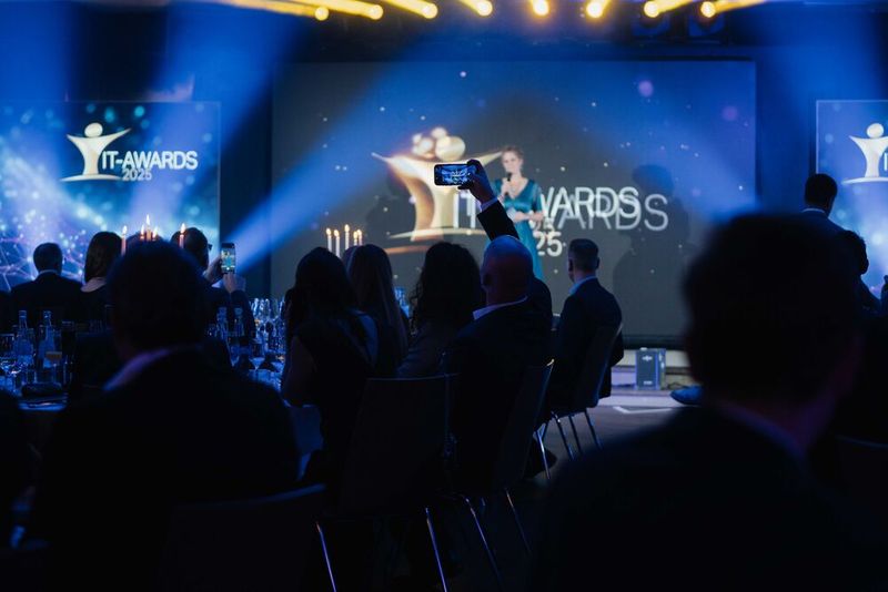 Die Moderatorin betritt die Bühne – dieser Moment muss auch im Foto für die Daheimgebliebenen memoriert werden. (Bild: Manuel Emme Fotografie)