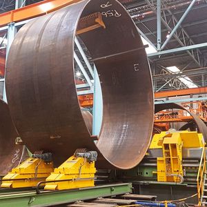 Mit der 55 Kilowatt-starken Graebener Längsnahtfräse, Typ GLF-O, lassen sich zylindrische und konische Schüsse mit bis zu 15.000 Millimetern Durchmesser und einer Wandstärke von bis zu 150 Millimetern bearbeiten. Gefräst wird überflur in 4-Uhr-Position. (Bild:  Ingersoll Werkzeuge GmbH)