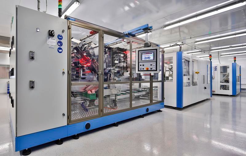 Das ZSW betreibt seit 2014 eine europaweit einzigartige Forschungsplattform für die insutrielle Produktion von großen Lithium-Ionen-Zellen o, PHEV-1-Format. Blick in die vollautomatische Assemblierung.  (ZSW / E. Eberhardt)