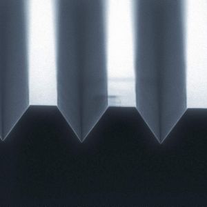 Abb. 2: Elektronenmikroskopaufnahme der Gitterstrukturen zum spektralen Zerlegen der NIR-Strahlung.