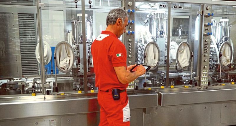 Der Mitarbeiter vor Ort ist remote mit der Zentrale verbunden. (IMA)
