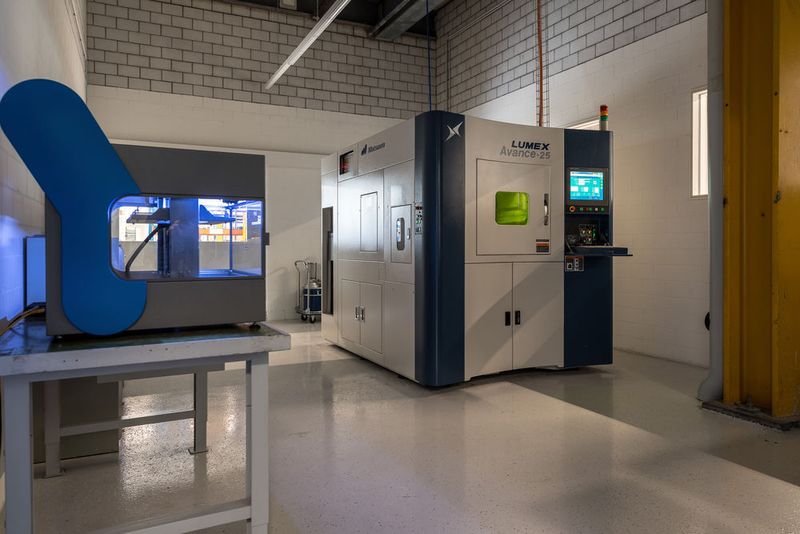Mit dem grossen Metalldrucker (rechts) bietet Pi2Process das 3D-SLM-Verfahren mittels Hybrid Additive Manufacturing an. (GIA Informatik AG)