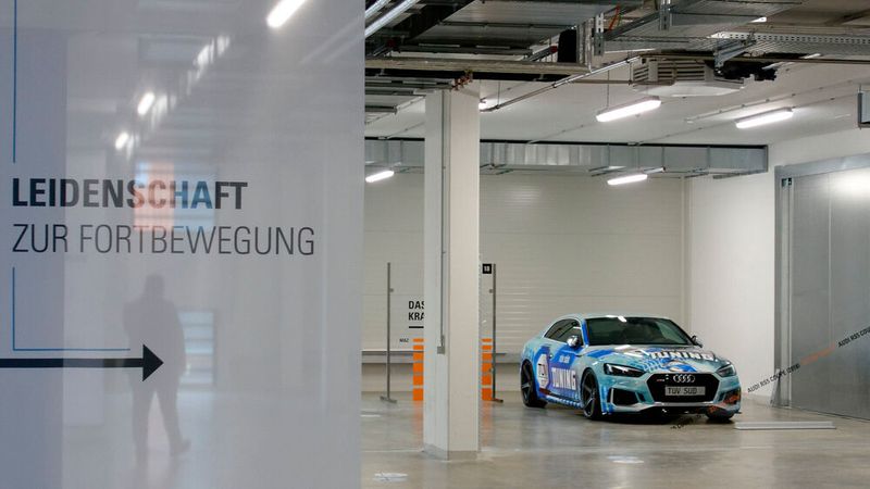 Zur klimatischen Vorkonditionierung von Fahrzeugen vor dem Messzyklus stehen 130 klimatisierte Stellplätze zur Verfügung. (Bild: Gernot Goppelt)