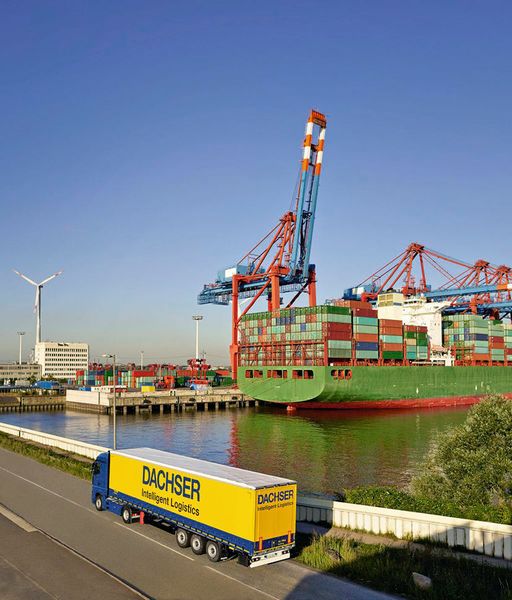 Mithilfe eines digital optimierten Fahrplans werden die unterschiedlichen Frachten auf schnellstem Weg zu den Abnehmern im ganzen Land, in Europa und mit Schiffen und Flugzeugen an Ziele überall auf der Welt transportiert. (Dachser)