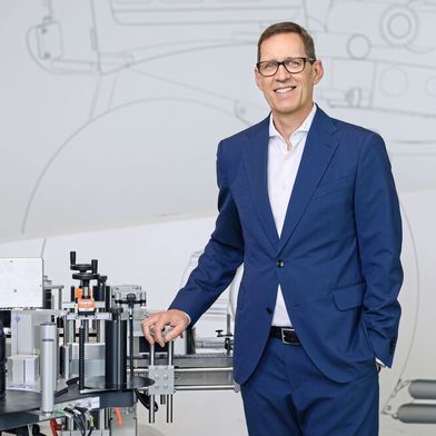 Martin Kühl ist Leiter des Geschäftsbereichs Etikettiermaschinen bei der Herma GmbH. Der Spezialist für Verpackungs- und Produktkennzeichnung beschäftigt weltweit mehr als 1.100 Mitarbeiter und erwirtschaftete zuletzt einen Jahresumsatz von 450 Millionen Euro. Das Unternehmen befindet sich seit fast 120 Jahren im Familienbesitz. (Bild: Fotografie Ebinger)