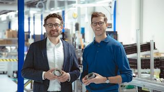 Sören Brüchmann (links) und Robert Vogel (rechts) wollen den Bereich Robodrive mit ihrer Erfahrung in Sachen Robotik voranbringen. (Bild: TQ-Group)