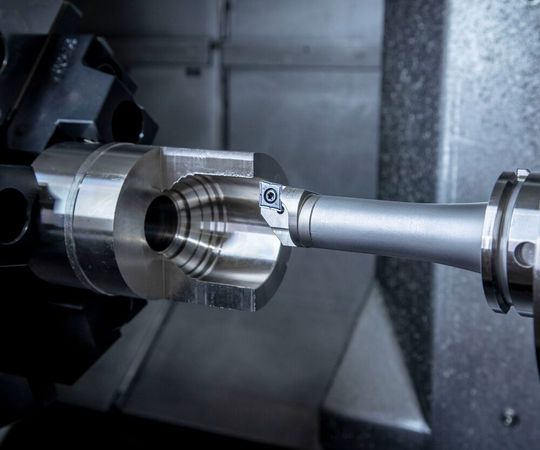 Das hier ist ein neues Ceratizit-Werkzeug – eine schwingungsgedämpfte Bohrstange! Sie sorge bei der Arbeit mit der Drehmaschine für glatte Oberflächen und stabile Prozesse. Das hier ist ein neues Ceratizit-Werkzeug – eine schwingungsgedämpfte Bohrstange! Sie sorge bei der Arbeit mit der Drehmaschine für glatte Oberflächen und stabile Prozesse.