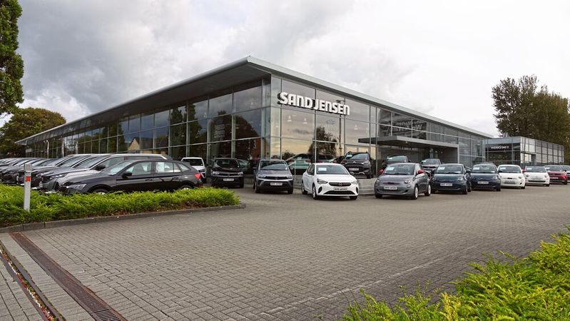 Auch wenn beim Autohaus Sand Jensen in Flensburg alles nach Markenpartner aussieht – der Kfz-Betrieb ist und war schon immer markenunabhängig.(Bild:  Schreiner – VCG)