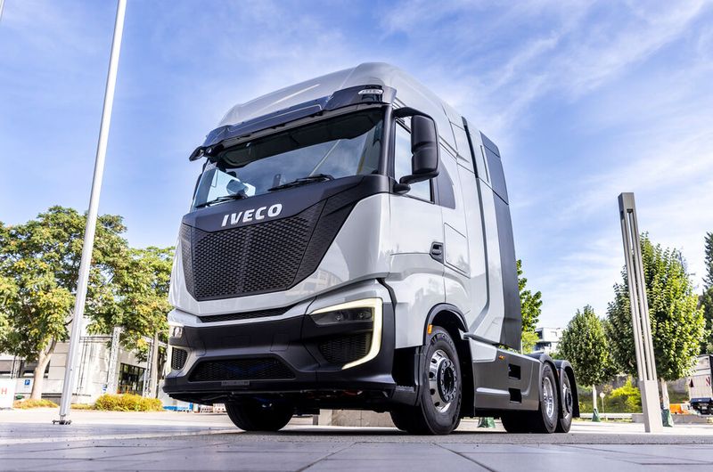 The IVECO Heavy Duty FCEV (fuel cell-electric vehicle) is a hydrogen-powered semi for the European market. With its fuel cell-electric powertrain, and in combination with green hydrogen, the semi emits zero emissions locally. (Source: Bosch)