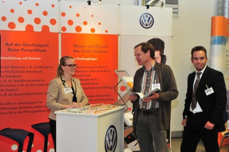 Die Teilnehmer konnten sich aber auch an den Ständen von Volkswagen,... (Foto: Schmidt)