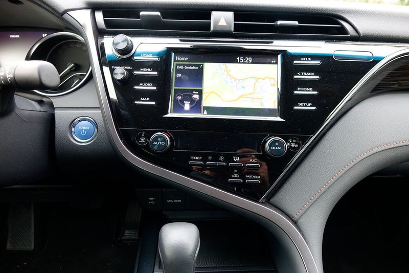 In der von uns gefahrenen „Executive“-Ausgabe waren zusätzlich LED-Scheinwerfer, ein Acht-Zoll-Monitor inklusive Navigationssystem, Rückfahr- und Spurthalteassistent mit Lenkeingriff sowie die 18-Zoll-Alu-Felgen. (Sven Prawitz/»Automobil Industrie«)