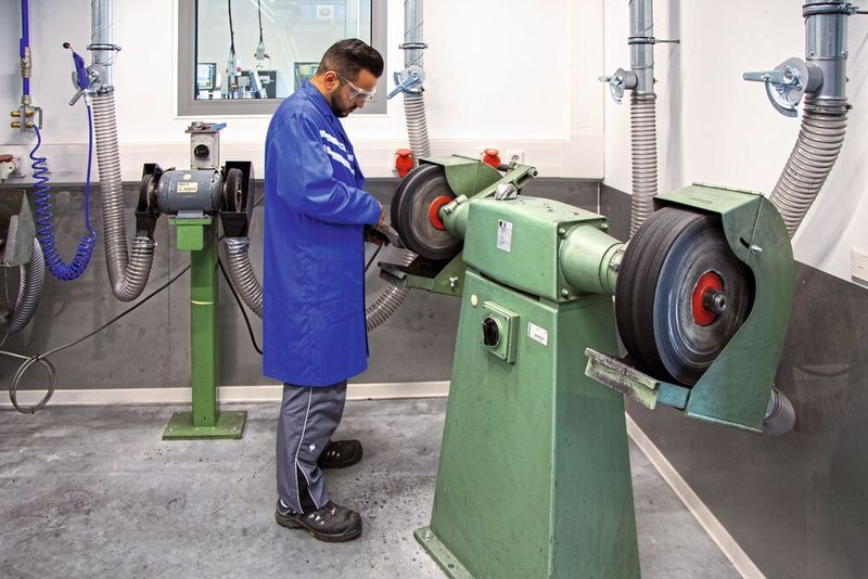 Am Schleifbock werden unterschiedliche Metallwerkstücke poliert. Jeweils zwei Saugstellen können gleichzeitig via Absperrklappen am Rohrsystem genutzt werden. (Bild: Esta)
