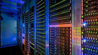 In den ISO 27001-zertifizierten Rechenzentren von IONOS werden Daten doppelt redundant und DSGVO-konform gespeichert. (IONOS)