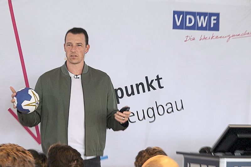 Auf beeindruckende Weise zog Handballstar Dominik Klein Parallelen zwischen Spitzensport und Unternehmertum, zeigte, wie verblüffend ähnlich die Mechanismen im Sport und in der Unternehmensführung wirken, und was man voneinander lernen kann. (Bild: Maschinenmarkt)