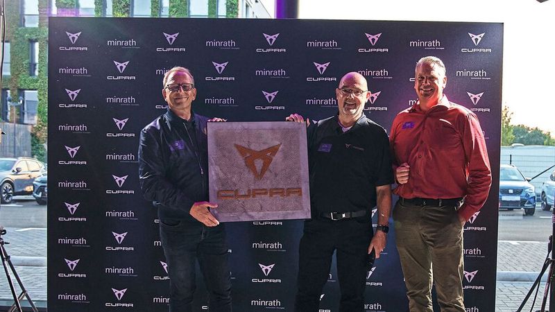 Der traditionelle Willkommensgruß von Seat Deutschland für einen neuen Standort: das Cupra-Emblem. Im Bild: (v. l.) Minrath-Geschäftsführer Thomas Borusiak, Jochen Ebel, Regionalleiter West von Seat Deutschland, und Christian Janßen, Gebietsleiter Vertrieb. (Bild: Minrath)