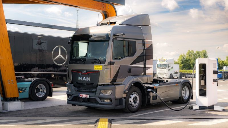 Ladepark für elektrische Lkw im Hafen Antwerpen-Brügge. (Bild: Milence)