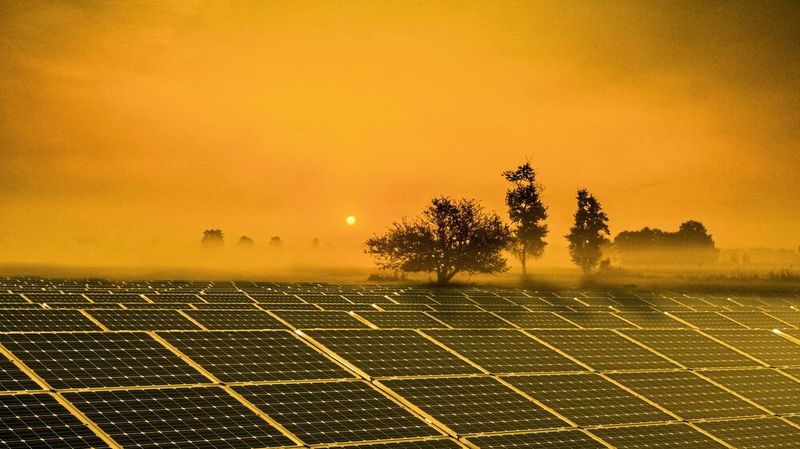 Photovoltaik und Windenergie könnten so viele Probleme lösen. Doch den Milliarden-Gewinnen der Öl- und Gasindustrie wird mehr Aufmerksamkeit geschenkt.(Bild:  frei lizenziert / Pexels)