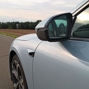 Insgesamt sind am ET5 33 Sensoren im Einsatz: ein hochauflösendes LiDAR mit ultralanger Reichweite, sieben hochauflösende 8-MP-Kameras, vier lichtempfindliche 3-MP-Rundumsichtkameras, ein System zur Fahrerüberwachung, fünf Millimeterwellenradare, zwölf Ultraschallsensoren, GPS, ein Innenraumsensor und V2X.(Bild:  Thomas Günnel/Automobil Industrie)