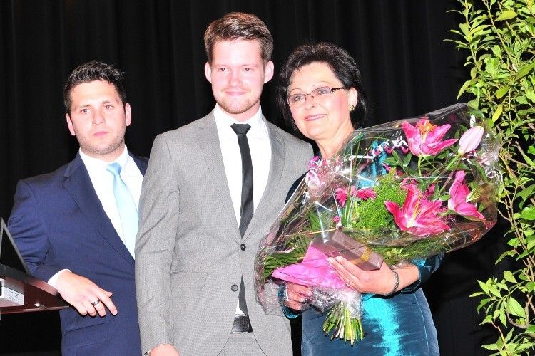 Die Schüler bedankten sich zum Abschluss bei ihren Dozenten. Blumen gab es für Schulsekretärin Gerlinde Ehrhardt ... (Foto: Büttner)