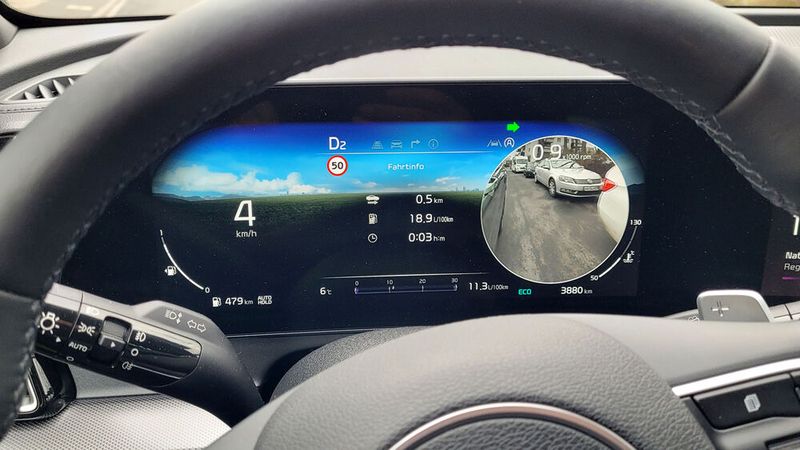 7. Die Totwinkel-Kamera: Das System ist bereits aus anderen Kia- und Hyundai-Fahrzeugen bekannt, es begeistert dennoch aufs Neue: Sobald man den Blinker setzt, wird im Instrumentendisplay das Bild einer außen angebrachten Weitwinkel-Kamera gezeigt. Das spart den Schulterblick, den man ja gern mal vergisst.  (Bild: Wehner/Vogel Communications Group)