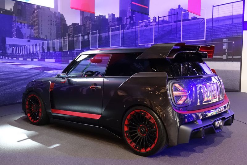 Dass Mini auch rennstreckentaugliche Sportwagen bauen kann, soll ein weiteres Konzeptfahrzeug zeigen. Der Mini John Cooper Works GP Concept kommt mit groß dimensionierten Front- und Heckschürzen, aerodynamisch optimierten Seitenschwellern und einem fast schon überdimensional großen Heckspoiler. (Wehner / »kfz-betrieb«)