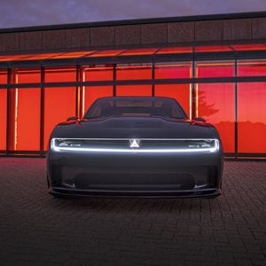 Auffällig designt und auch nachts ein Hingucker: Der Charger Daytona SRT Concept soll die elektrische Zukunft von Dodge zeigen.(Bild:  Dodge)