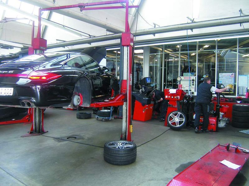 Der Räder- und Reifenspezialist Reiff hat sein Angebot um die Autotechnik erweitert. In Reutlingen bietet das Unternehmen High-End-Service, inklusive Karosserie- und Lackierarbeiten an. (Archiv: Vogel Business Media)