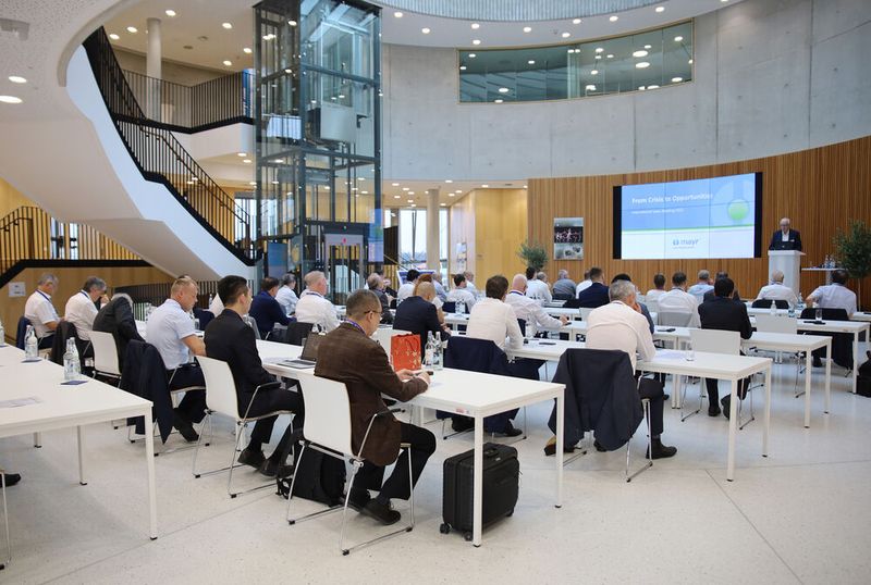 Rund 50 Gäste aus den Mayr-Niederlassungen und Vertretungen weltweit waren zum internationalen Sales Meeting nach Mauerstetten gereist, um sich über neue Strategien, Produkte und Anwendungen auszutauschen. Es fand zwei Tage vor dem großen Festakt statt. (Bild: Mayr Antriebstechnik)