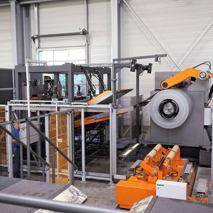 Schutzzäune um die Maschinen und Anlagen gehören mit zu einem umfassenden Sicherheitssystem – hier mit geschlossenem Tor. Bild: Kohler
