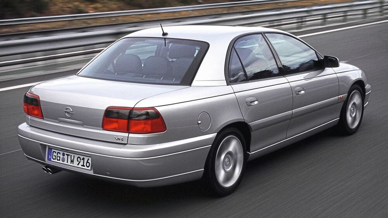 Zeitgleich mit dem Facelift zum Modelljahr 2000 pflanzte Opel seinem Flaggschiff einen 228 kW/310 PS starken 5,7-Liter-V8-Benziner aus der Corvette ein. Beim Genfer Salon 2000 gab es sogar schon Broschüren, die den Marktstart des Omega V8 ankündigten. Und kam dann der überraschende Rückzug. Ob es am nicht standfesten Getriebe lag oder daran, dass sich Opel auf GM-Geheiß aus dem Segment zurückzog? (Bild: Opel Automobile GmbH)